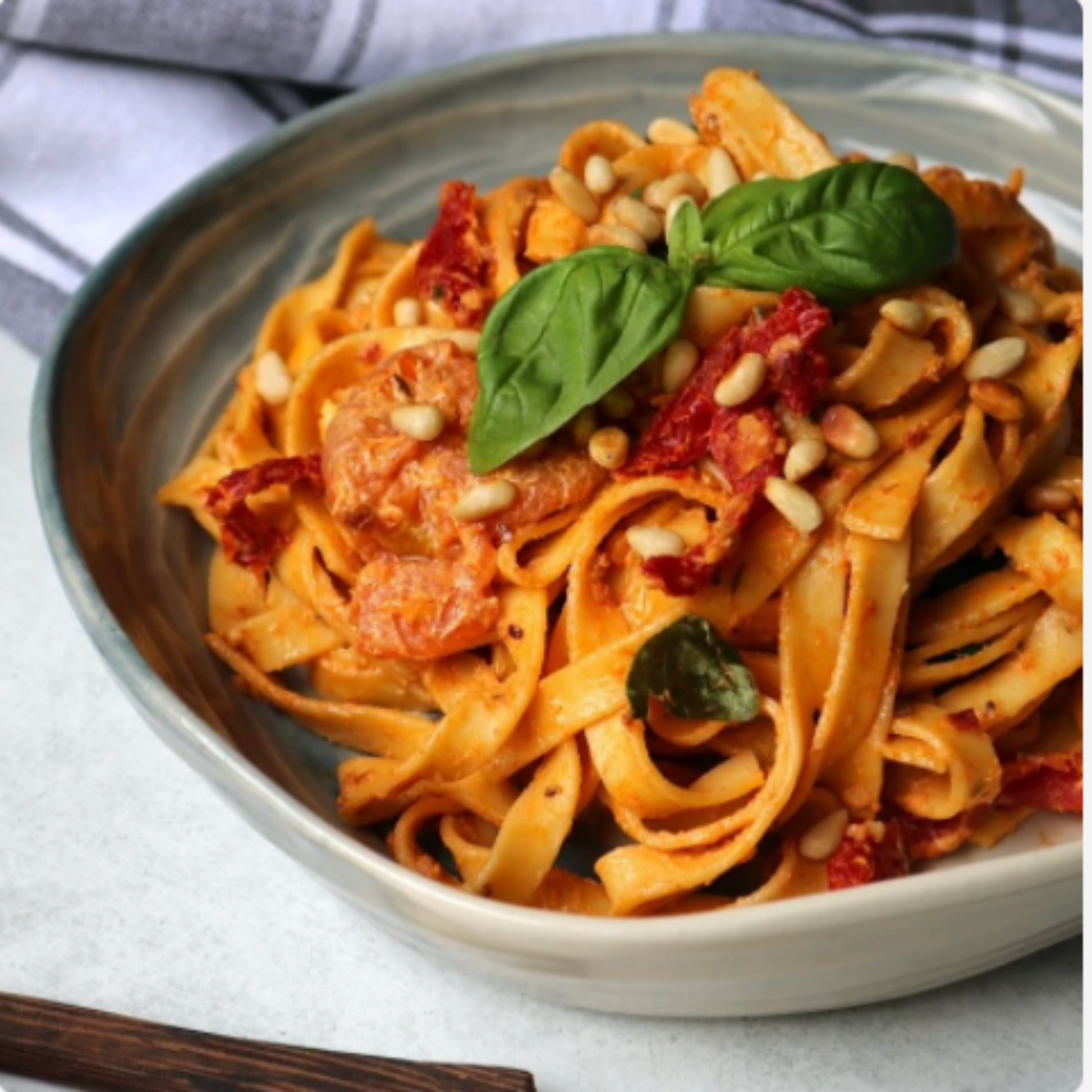 Red pesto pasta mix with tomatoes, paprika, and garlic for rich flavour.
