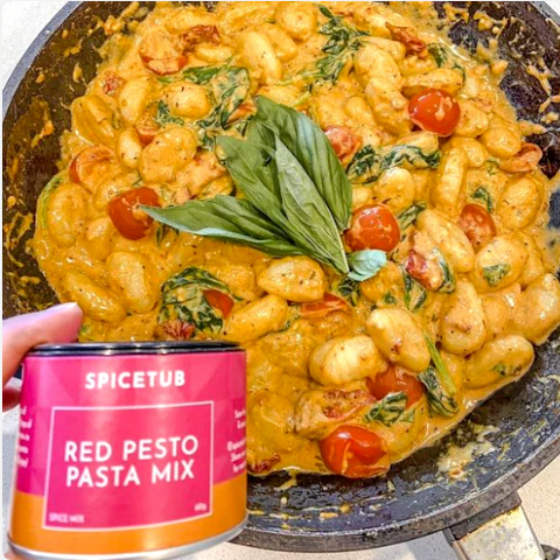 Red pesto pasta mix with tomatoes, paprika, and garlic for rich flavour.